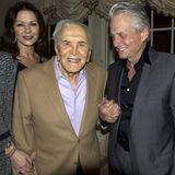 In den 1950er und 60er Jahren war Kirk Douglas einer der größten Hollywood-Stars und vor allem für seine Rollen in Westernfilmen bekannt. Dass aus seinem Sohn etwas vergleichbar Großes, wenn nicht sogar noch Größeres werden würde, war demnach fast schon absehbar. Michael Douglas folgte dem Erfolgsweg seines Vaters, zählt nach wie vor zu den führenden Darstellern der Branche und kann als zweifacher Oscar-, vierfacher Golden-Globe sowie einmaliger Emmy-Preisträger auf eine preisgekrönte Filmkarriere zurückschauen. Seinem Vater, der im Jahr 2020 im Alter von 103 Jahren starb, sah Michael zudem in jeder Lebensphase wie aus dem Gesicht geschnitten.  