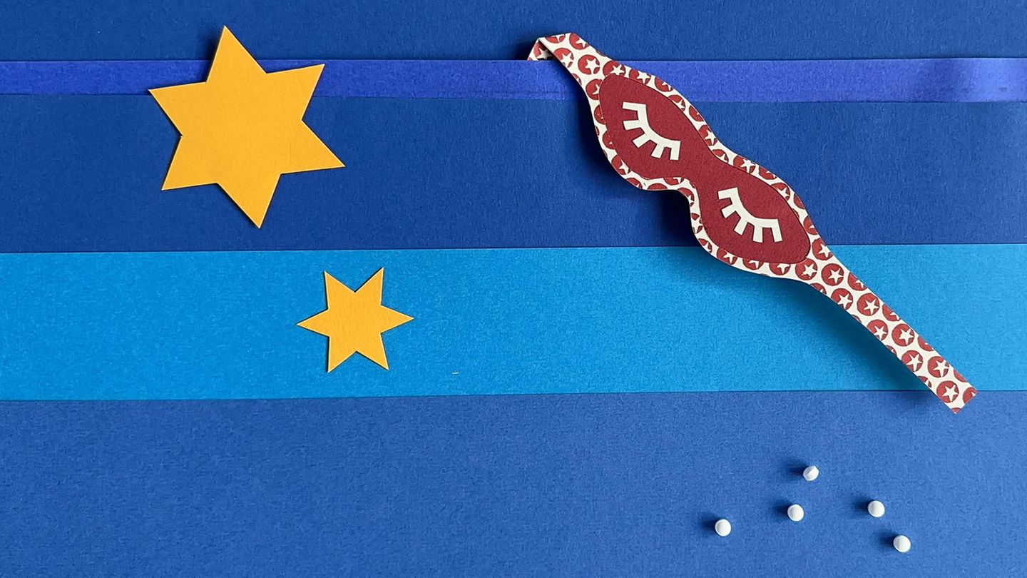 Melatonintabletten liegen neben einer bunten Schlafmaske sowie Sternen aus Pappe