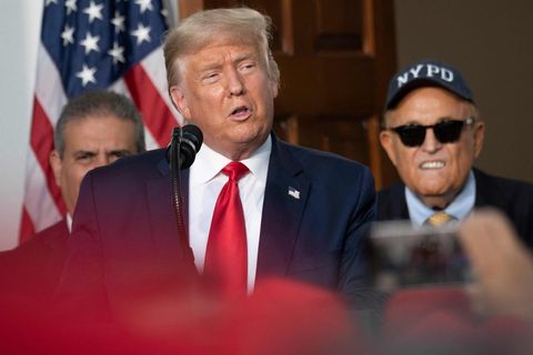 Donald Trump im August 2020 bei einem Auftritt in New York. Hinter ihm sein persönlicher Anwalt Rudy Giuliani (r.)