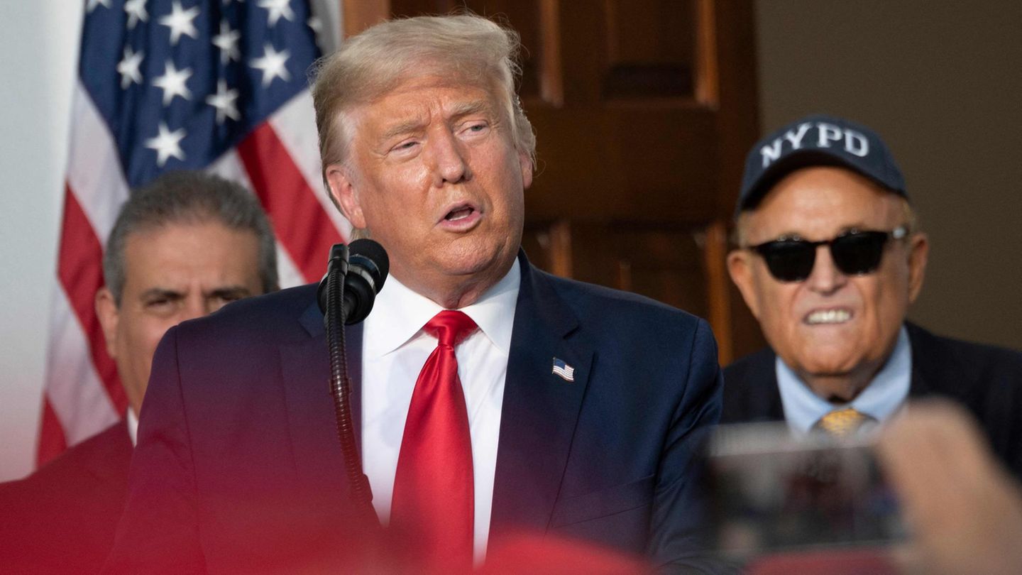 Donald Trump im August 2020 bei einem Auftritt in New York. Hinter ihm sein persönlicher Anwalt Rudy Giuliani (r.)