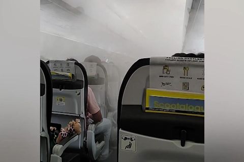 Weißer Nebel hüllt Flugzeugkabine ein!