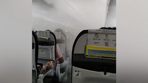 Weißer Nebel hüllt Flugzeugkabine ein!