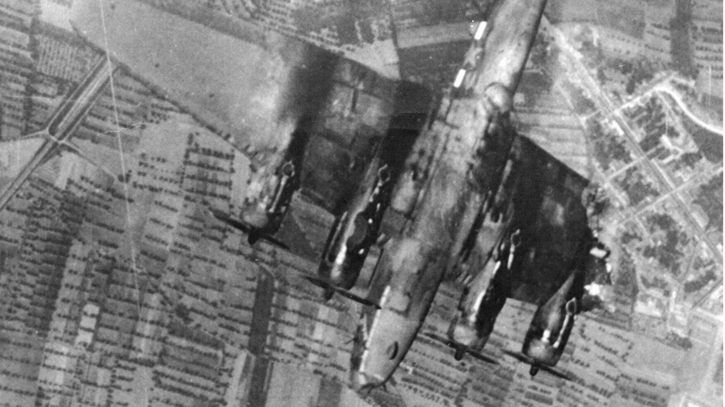 Diese B-17 verlor durch einen Flaktreffer einen Teil des Flügels.
