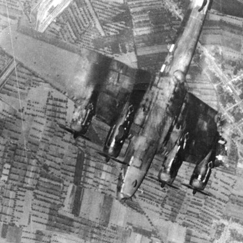 Diese B-17 verlor durch einen Flaktreffer einen Teil des Flügels.