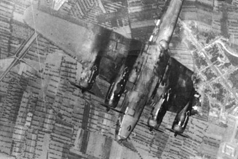 Diese B-17 verlor durch einen Flaktreffer einen Teil des Flügels.