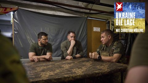 Wolodymyr Selenskyj (l), Präsident der Ukraine, hört Soldaten zu