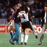 Triumph in Rom: Die deutsche Fußball-Nationalmannschaft hat mit einem 1:0 gegen Argentinien den dritten WM-Titel geholt, später geht der "Kaiser" über den Platz im Olympiastadion und beobachtet die Feiern aus der Ferne.