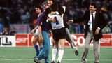 Triumph in Rom: Die deutsche Fußball-Nationalmannschaft hat mit einem 1:0 gegen Argentinien den dritten WM-Titel geholt, später geht der "Kaiser" über den Platz im Olympiastadion und beobachtet die Feiern aus der Ferne.