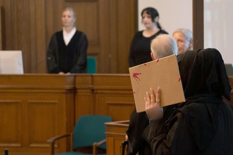 Die Mutter des getöteten Mädchens Anissa (†5) vor dem Landgericht Berlin
