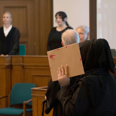 Die Mutter des getöteten Mädchens Anissa (†5) vor dem Landgericht Berlin