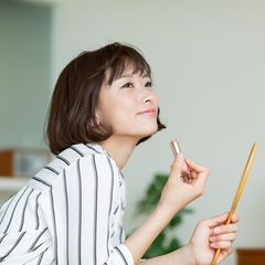 Frau trägt Lippenstift auf