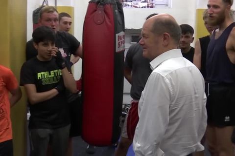 Video: Handfestes und Süßes - Scholz in Potsdam unterwegs