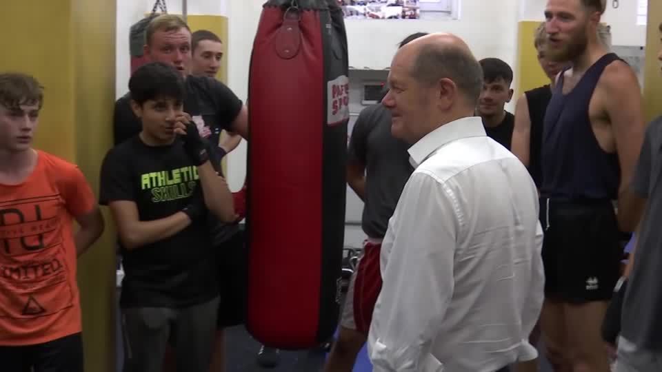 Video: Handfestes und Süßes - Scholz in Potsdam unterwegs