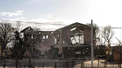 Erst ein Drittel der verbrannten Fläche konnte laut Gouverneur durchsucht werden – mit weiteren Todesopfern ist zu rechnen.