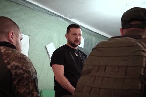Video: Ukraine: Selenskyj besucht Front