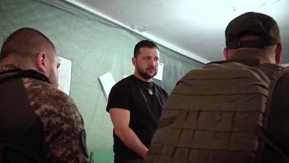 Video: Ukraine: Selenskyj besucht Front