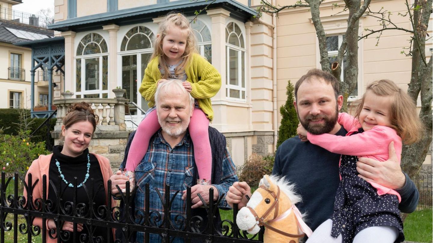 Gunther Emmerlich zu Hause in Loschwitz mit Sohn Johannes, Schwiegertochter Daniela und den Enkelinnen Mia und Luzie