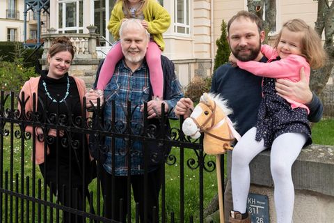 Gunther Emmerlich zu Hause in Loschwitz mit Sohn Johannes, Schwiegertochter Daniela und den Enkelinnen Mia und Luzie