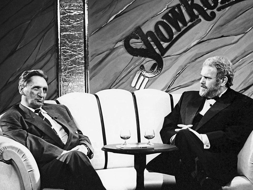 Emmerlich, Gunther *18.09.1944-
Saenger, Moderator, DDR 

- mit dem Schriftsteller Hans-Georg Stengel (l.) in seiner Sendung des Fernsehens der DDR &apos;Showkolade&apos;

- 10.10.1988