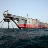 Die Vereinten Nationen haben das Erdöl aus einem seit Jahren vor der Küste des Jemen verrottenden Tanker komplett abgepumpt - und damit nach eigenen Angaben eine gigantische Umweltkatastrophe verhindert. Die Umladung von mehr als eine Million Barrel Öl (159 Millionen Liter) von der havarierten "FSO Safer" auf den UN-Tanker "Nautica" sei "sicher abgeschlossen", teilte UN-Generalsekretär António Guterres am Freitag mit.   Dadurch sei eine "monumentale ökologische und humanitäre Katastrophe" abgewendet worden, erklärte Guterres. Bundesaußenministerin Annalena Baerbock (Grüne) lobte die Zusammenarbeit der Weltgemeinschaft bei der Aktion. Eine "schwimmende Zeitbombe" sei entschärft und eine "potentiell kolossale Umwelt- und Gesundheitskatastrophe" vor der Küste des Bürgerkriegslandes verhindert worden, erklärte sie.  Das 47 Jahre alte Schiff liegt seit den 80er Jahren vor der strategisch wichtigen Hafenstadt Hodeidah vor Anker und wurde als schwimmendes Lager- und Entladeterminal für Öl genutzt. Seit dem Beginn des Bürgerkriegs im Jemen vor rund acht Jahren war die "FSO Safer" jedoch nicht mehr gewartet worden. Die Gefahr, dass der Tanker zerbrechen, explodieren oder Feuer fangen würde, war groß.  Mehr zu diesem Thema lesen Sie hier.