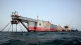 Die Vereinten Nationen haben das Erdöl aus einem seit Jahren vor der Küste des Jemen verrottenden Tanker komplett abgepumpt - und damit nach eigenen Angaben eine gigantische Umweltkatastrophe verhindert. Die Umladung von mehr als eine Million Barrel Öl (159 Millionen Liter) von der havarierten "FSO Safer" auf den UN-Tanker "Nautica" sei "sicher abgeschlossen", teilte UN-Generalsekretär António Guterres am Freitag mit.   Dadurch sei eine "monumentale ökologische und humanitäre Katastrophe" abgewendet worden, erklärte Guterres. Bundesaußenministerin Annalena Baerbock (Grüne) lobte die Zusammenarbeit der Weltgemeinschaft bei der Aktion. Eine "schwimmende Zeitbombe" sei entschärft und eine "potentiell kolossale Umwelt- und Gesundheitskatastrophe" vor der Küste des Bürgerkriegslandes verhindert worden, erklärte sie.  Das 47 Jahre alte Schiff liegt seit den 80er Jahren vor der strategisch wichtigen Hafenstadt Hodeidah vor Anker und wurde als schwimmendes Lager- und Entladeterminal für Öl genutzt. Seit dem Beginn des Bürgerkriegs im Jemen vor rund acht Jahren war die "FSO Safer" jedoch nicht mehr gewartet worden. Die Gefahr, dass der Tanker zerbrechen, explodieren oder Feuer fangen würde, war groß.  Mehr zu diesem Thema lesen Sie hier.
