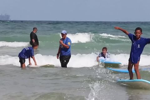 Video: Arabische Minderheit in Israel lernt Surfen - darunter auch Frauen und Kinder