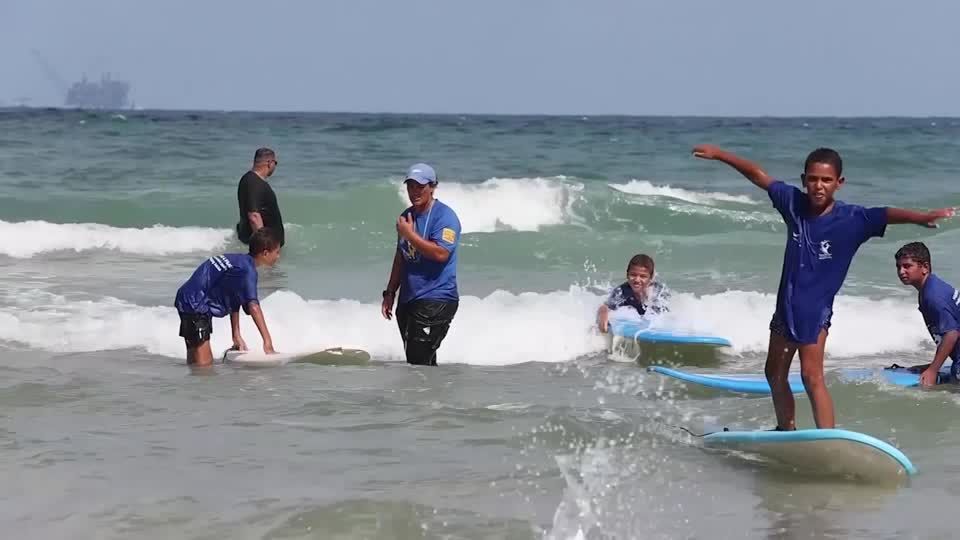 Video: Arabische Minderheit in Israel lernt Surfen - darunter auch Frauen und Kinder Video: Arabische Minderheit in Israel lernt Surfen - darunter auch Frauen und Kinder