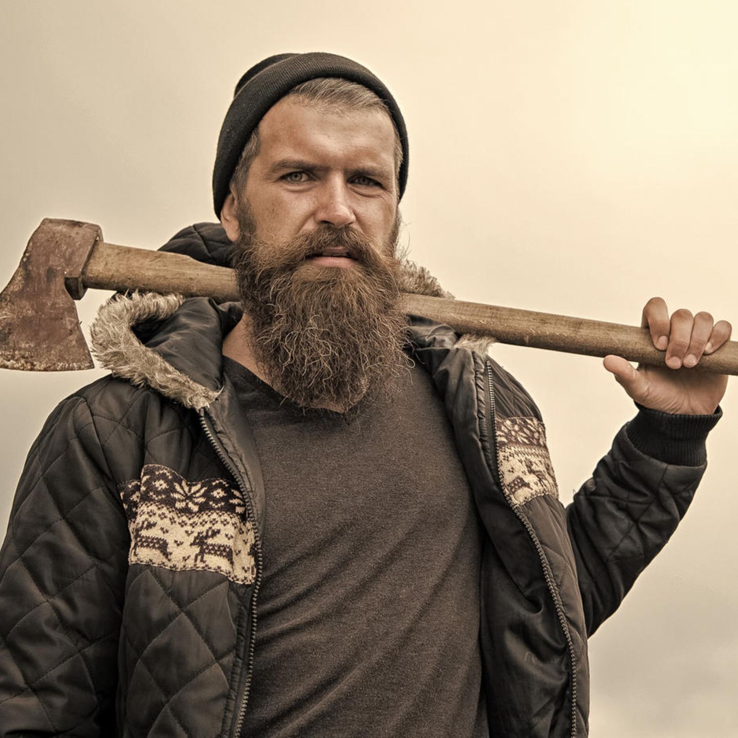 Ein Mann mit Axt als Symbolbild für das Thema Beziehung