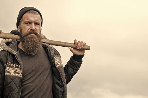 Ein Mann mit Axt als Symbolbild für das Thema Beziehung