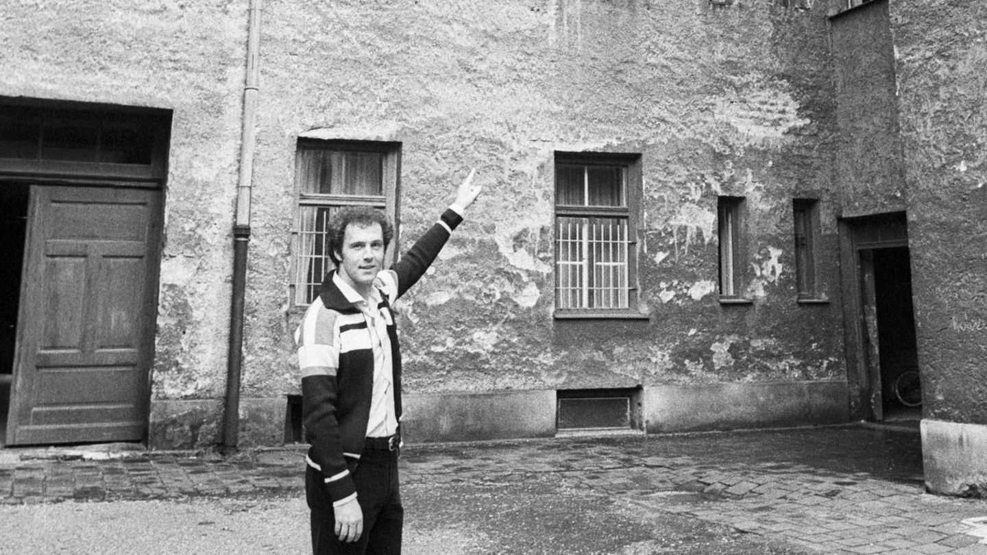 München-Giesing 1978 zeigt der damalige Weltstar, woher er kommt: In der Zugspitzstraße 6 in München-Giesing ist er unter bescheidenen Verhältnissen aufgewachsen. Hier fängt er auch an, beim SC München von 1906 im Verein Fußball zu spielen.