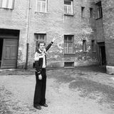 1978 zeigt der damalige Weltstar, woher er kommt: In der Zugspitzstraße 6 in München-Giesing ist er unter bescheidenen Verhältnissen aufgewachsen. Hier fängt er auch an, beim SC München von 1906 im Verein Fußball zu spielen.