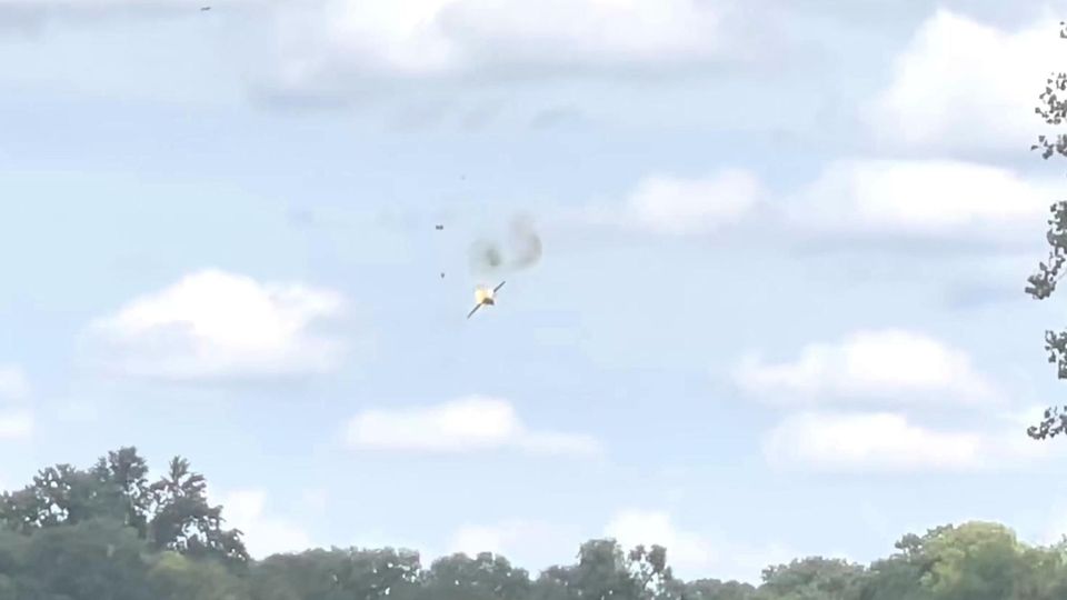 Michigan, USA: Absturz bei Flugshow – Piloten retten sich per Schleudersitz