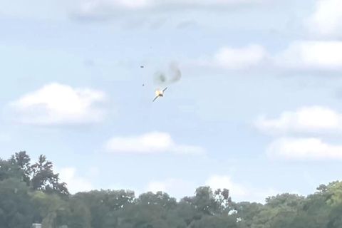 Michigan, USA: Absturz bei Flugshow – Piloten retten sich per Schleudersitz