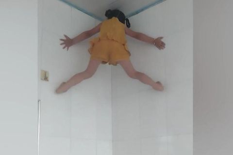 Spider-Girl klettert bis an Zimmer-Decke