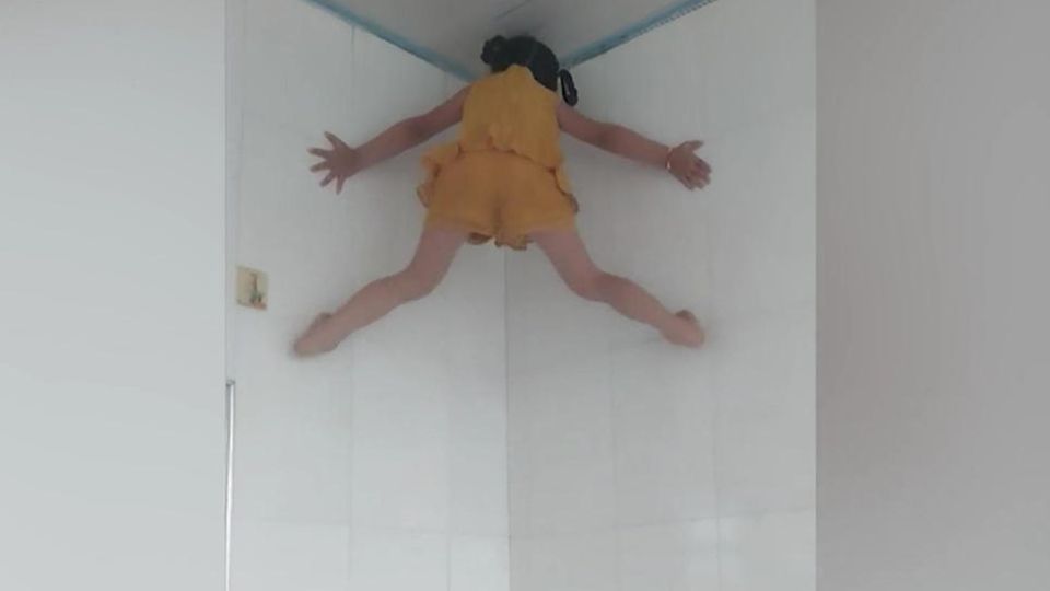 Spider-Girl klettert bis an Zimmer-Decke