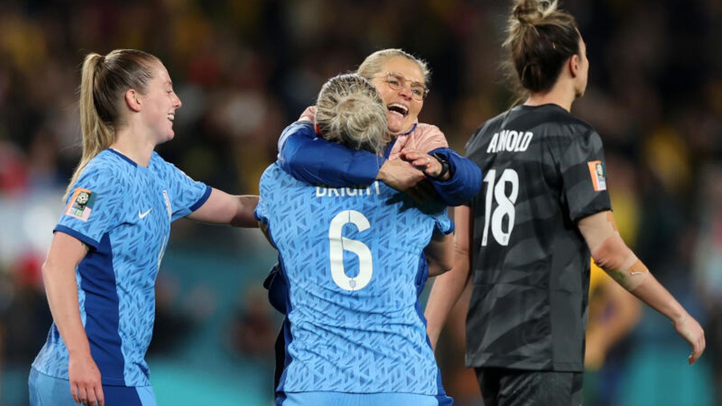 Sie stehen im Finale: Spielerin Millie Bright (mit der Nummer 6) liegt Trainerin Sarina Wiegman nach dem Sieg gegen Australien in den Armen