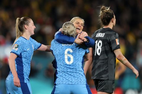 Sie stehen im Finale: Spielerin Millie Bright (mit der Nummer 6) liegt Trainerin Sarina Wiegman nach dem Sieg gegen Australien in den Armen