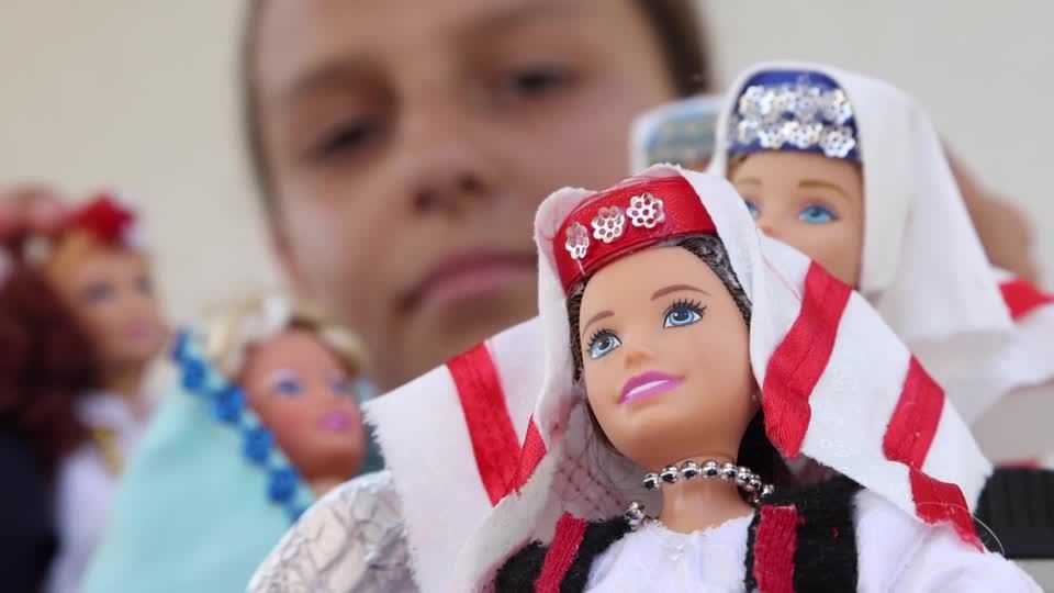 Video: Barbie auf Folklore-Trip