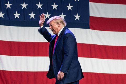 Donald Trump verlässt nach einem Wahlkampfauftritt in Iowa die Bühne