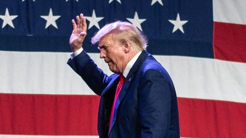 Donald Trump verlässt nach einem Wahlkampfauftritt in Iowa die Bühne