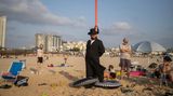 Ashdod, Israel: Die Stadt am Mittelmeer hat den Strand abgetrennt: an einem Tag die Männer, am nächsten die Frauen. Auf diesem Bild ist sind die (ultraorthodoxen) Männer dran.