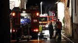 In Laufach im Norden Bayerns sind Feuerwehrleute nach starken Regenfällen mit Aufräumarbeiten beschäftigt. Insgesamt mussten die Feuerwehren mehrere hundert Unwettereinsätze in den Landkreisen Aschaffenburg und Miltenberg in der Nacht bewältigen.