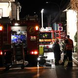 In Laufach im Norden Bayerns sind Feuerwehrleute nach starken Regenfällen mit Aufräumarbeiten beschäftigt. Insgesamt mussten die Feuerwehren mehrere hundert Unwettereinsätze in den Landkreisen Aschaffenburg und Miltenberg in der Nacht bewältigen.