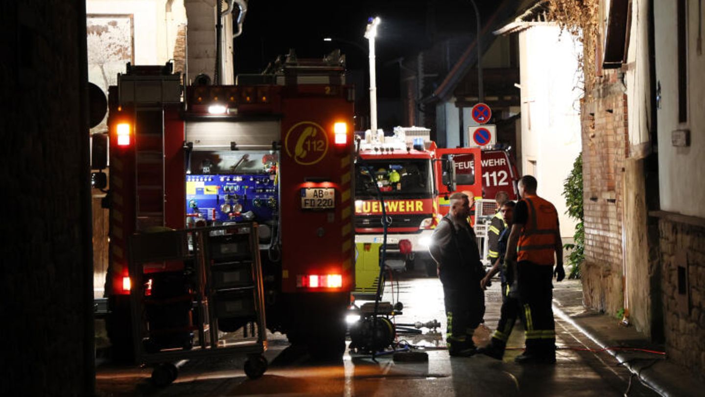 In Laufach im Norden Bayerns sind Feuerwehrleute nach starken Regenfällen mit Aufräumarbeiten beschäftigt. Insgesamt mussten die Feuerwehren mehrere hundert Unwettereinsätze in den Landkreisen Aschaffenburg und Miltenberg in der Nacht bewältigen.