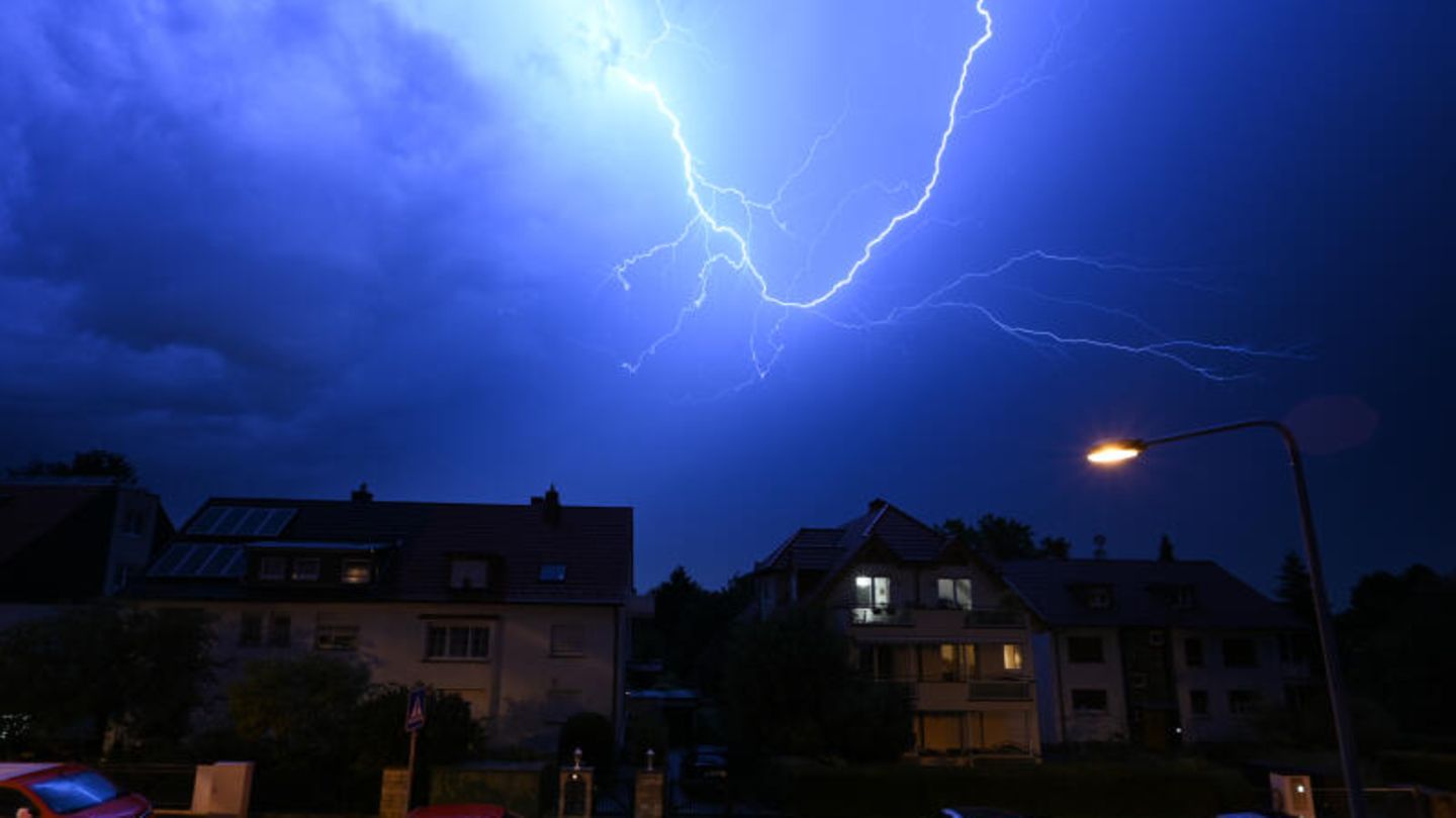 Der Nachthimmel leuchtet über Frankfurt am Main: Blitze entladen sich während eines schweren Gewitters über den Häusern im Stadtteil Sachsenhausen.