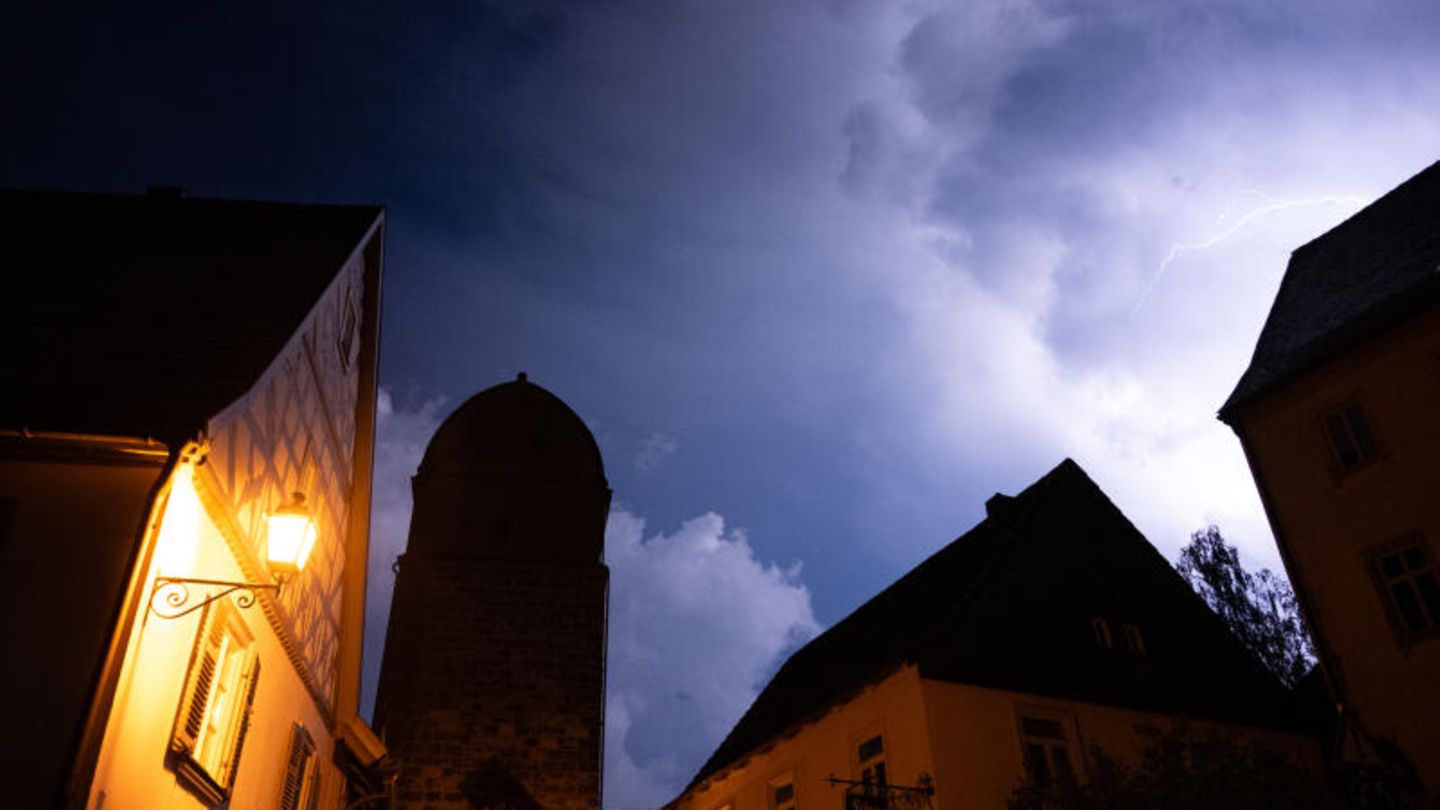 Von Unterfranken nach Oberfranken: Über dem Hattersdorfer Tor in Seßlach im Landkreis Coburg erhellten Blitze den Abendhimmel.