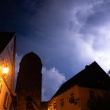 Von Unterfranken nach Oberfranken: Über dem Hattersdorfer Tor in Seßlach im Landkreis Coburg erhellten Blitze den Abendhimmel.