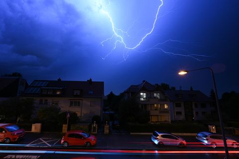 Starke Regenfälle: U-Bahn-Verkehr eingestellt, Flughafen-Rollbahn überschwemmt: Unwetter sorgt für Chaos in Frankfurt