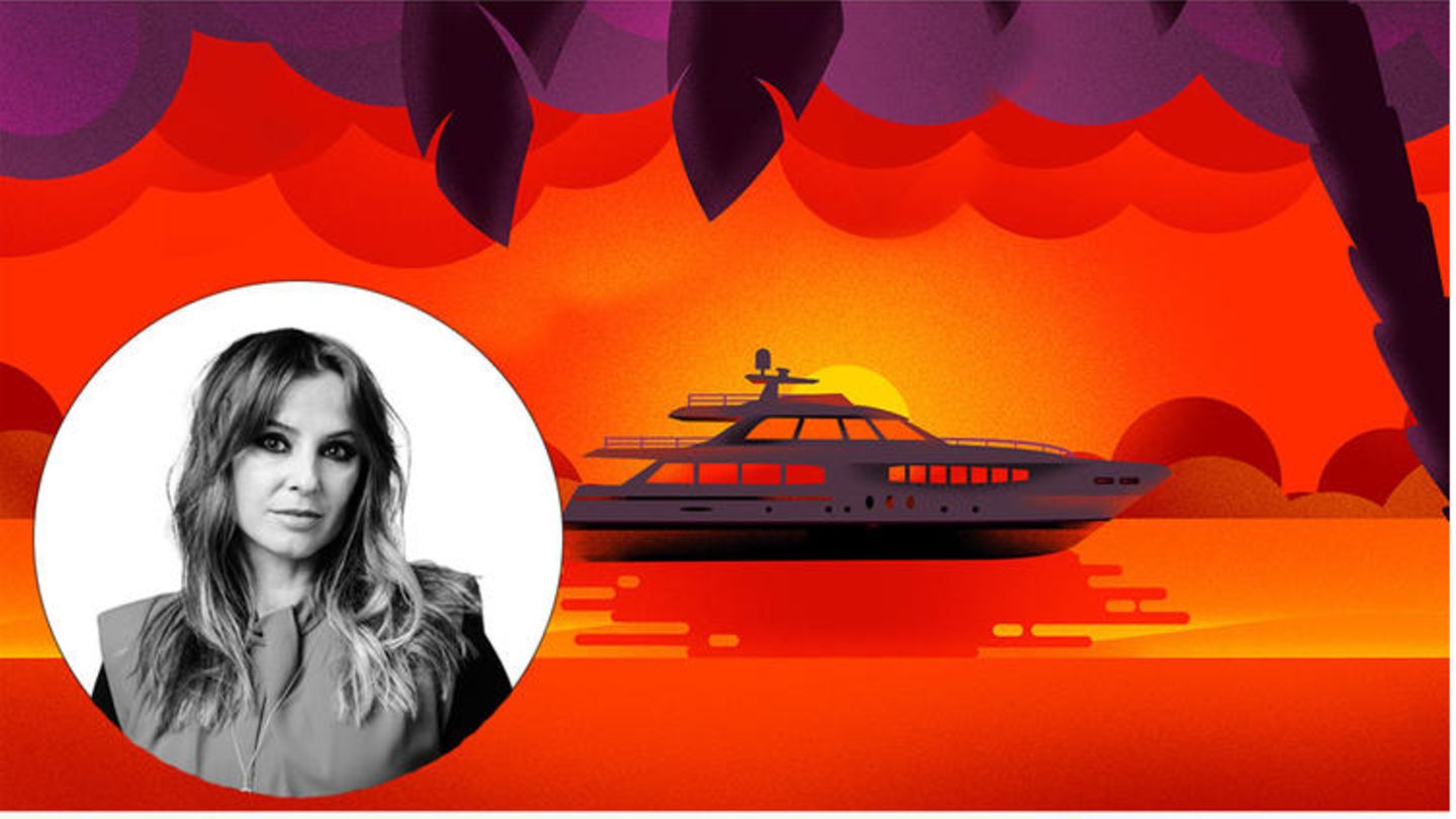 Eine Yacht fährt im Sonnenuntergang