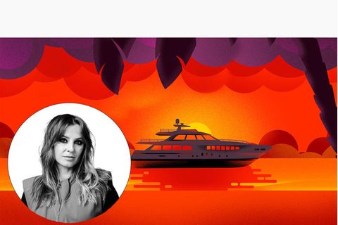 Eine Yacht fährt im Sonnenuntergang